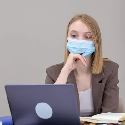 masque femme travail ordinateur